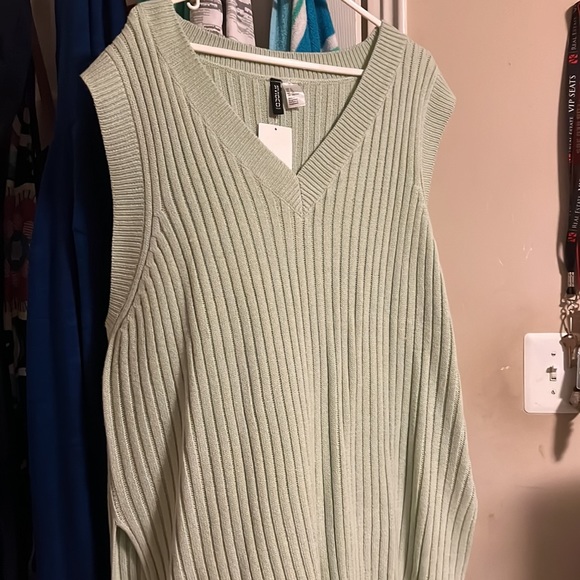 Green vest - Picture 3 of 3